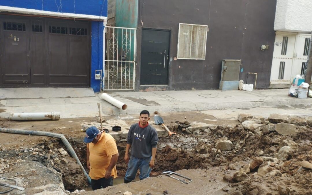 Interapas detiene fuga de agua en Los Arbolitos