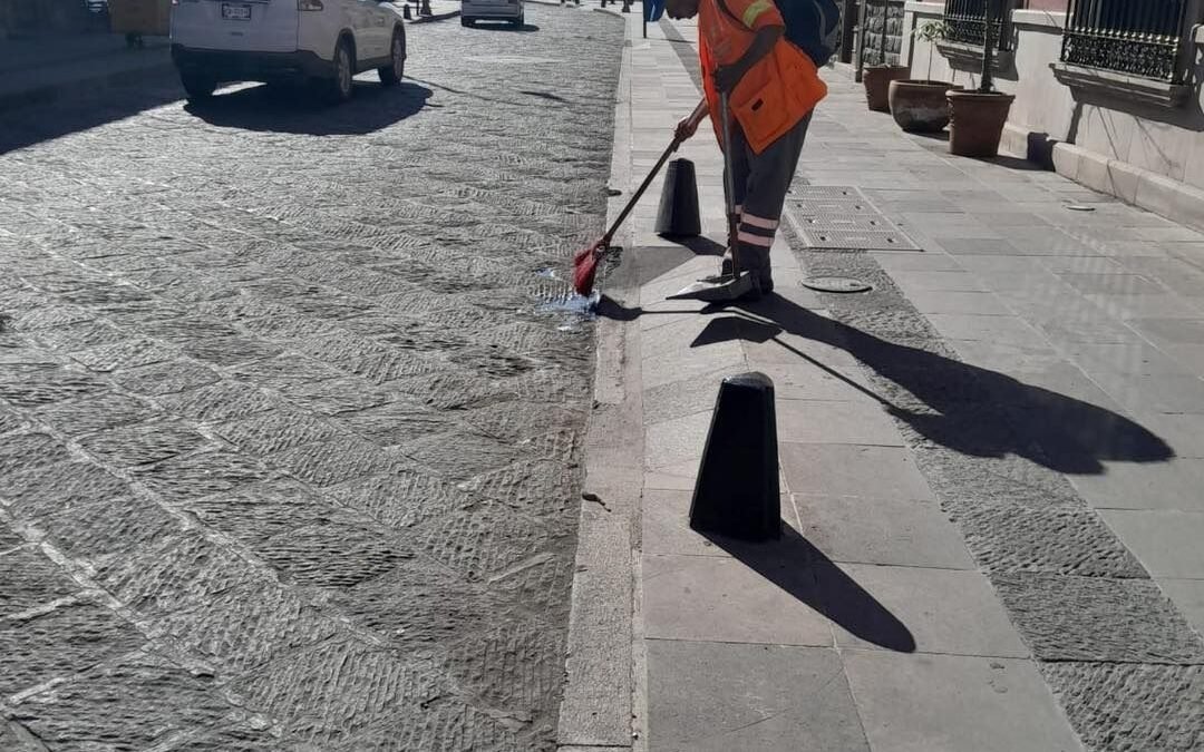 Barrido manual recorre hasta 50 km diarios para mantener limpio el Centro Histórico