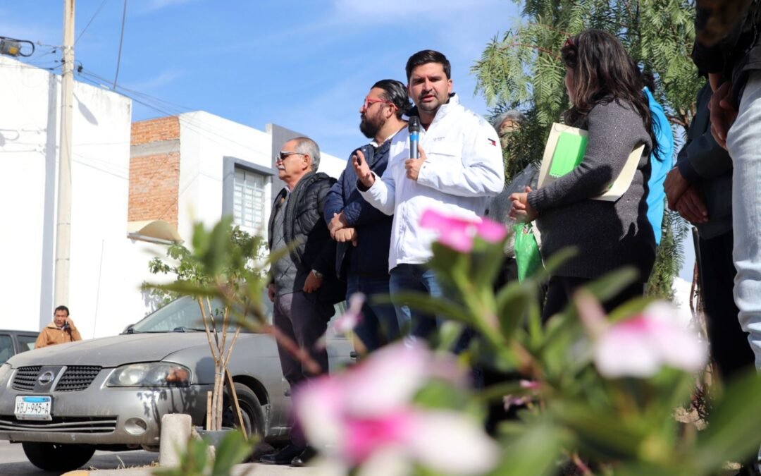 Limpian terreno baldío y áreas verdes en Bosques de Jacarandas con jornada 460 de “Capital al 100”