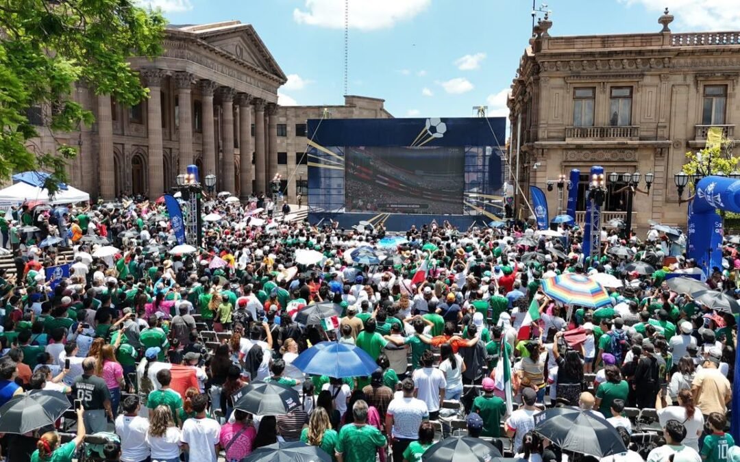 Más de 10 mil asistentes abarrotan el Centro Histórico en el triunfo de México